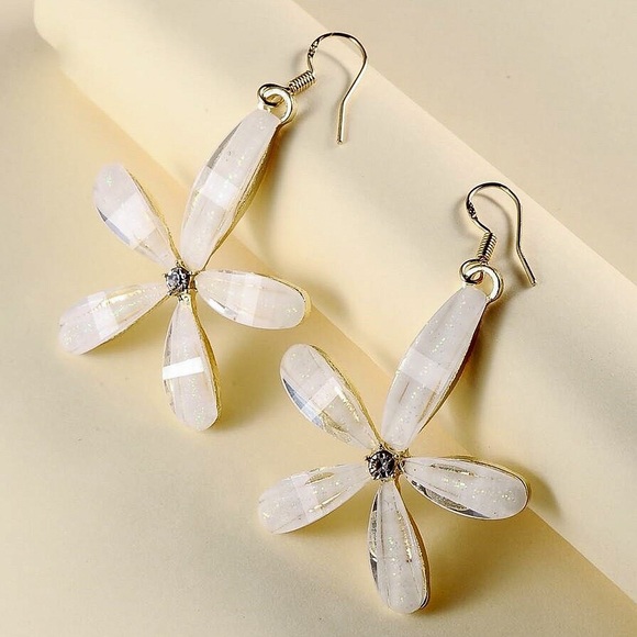 GlitzBlitz Boutique Jewelry - Any 2/$20! Ivory & Crystal Flower Earrings